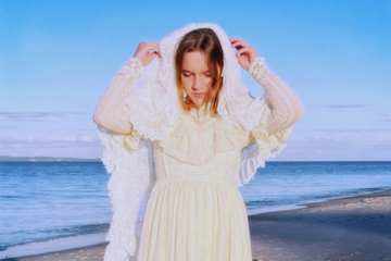 'Mutual Obsession & Jealousy,' Moving On & More: Amélie Farren Digs Into The Themes Of Debut Album 'Airheaded'