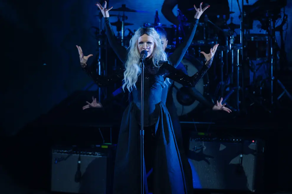 Danielle Spencer performing live