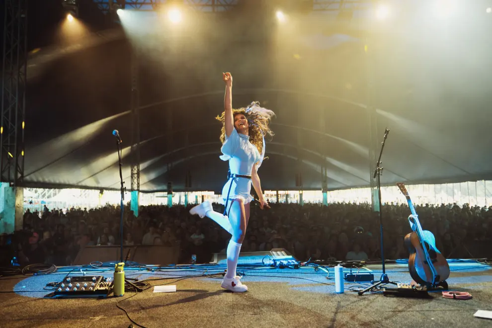 Fanny Lumsden performing live