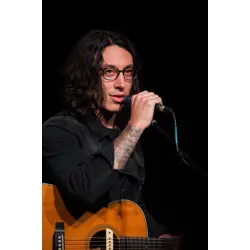 More Noah Gundersen