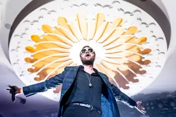 Meighan performing at Brisbane's Eatons Hill Hotel in 2014 (pic by Dave Kan)