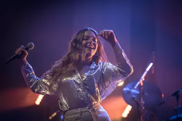 Maggie Rogers @ Astor Theatre. Photos by Dana Weeks.