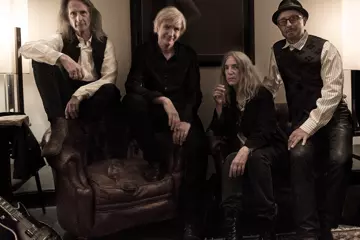 Patti Smith & Her Band (pic by Steven Sebring)