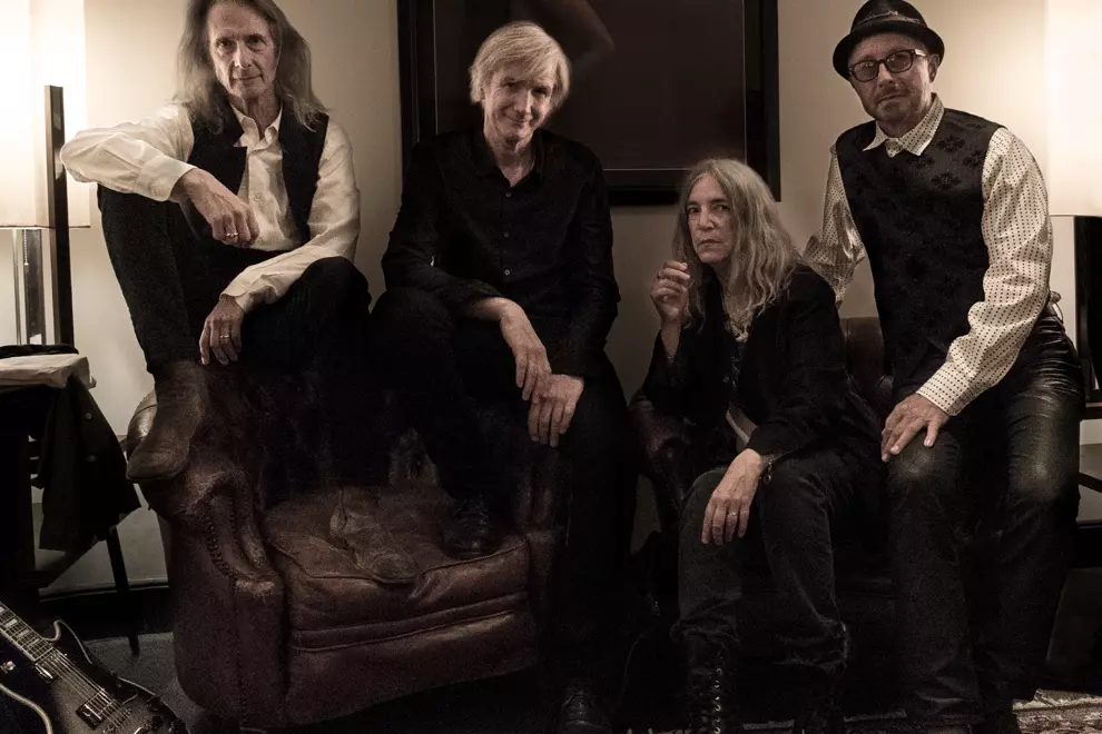 Patti Smith & Her Band (pic by Steven Sebring)