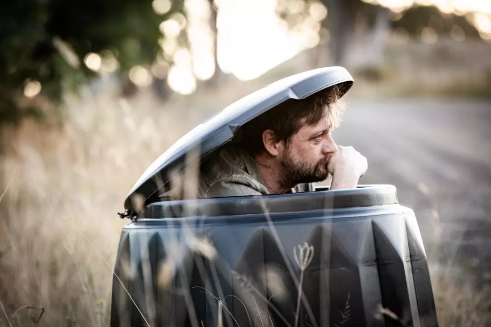 Shane Nicholson's new video is anything but trash