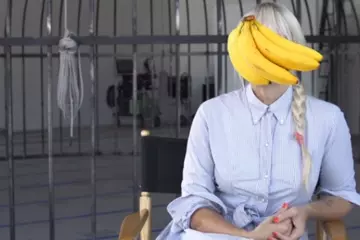Sia and her bananas