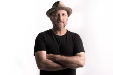 Photo by Maurice Zanilladsc