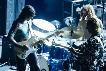 Velvet Trip performing live