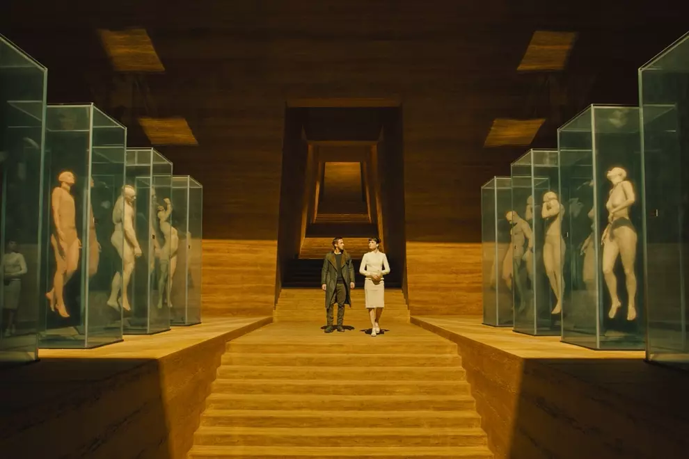 Sylvia Hoeks and Ryan Gosling in 'Blade Runner 2049'