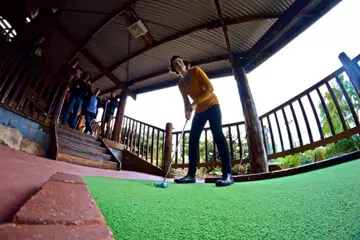 Jen, schooling the rest of Ball Park Music on golf.