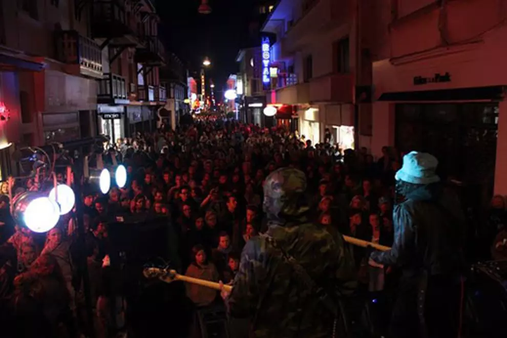 Live music, outdoor guerrilla style!
