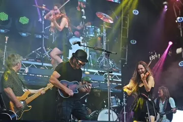 Round Mountain Girls