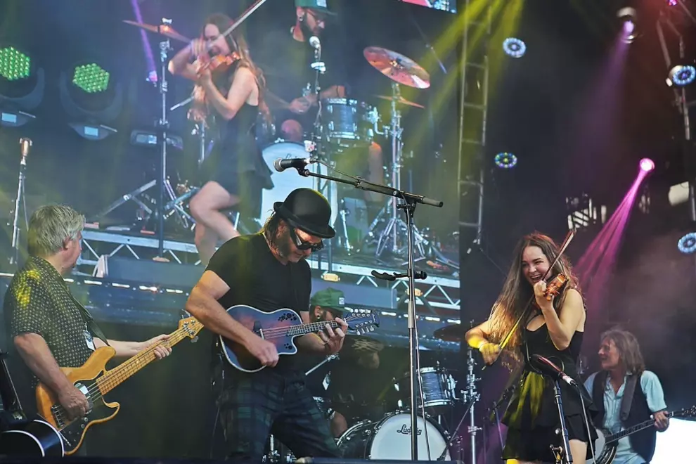 Round Mountain Girls