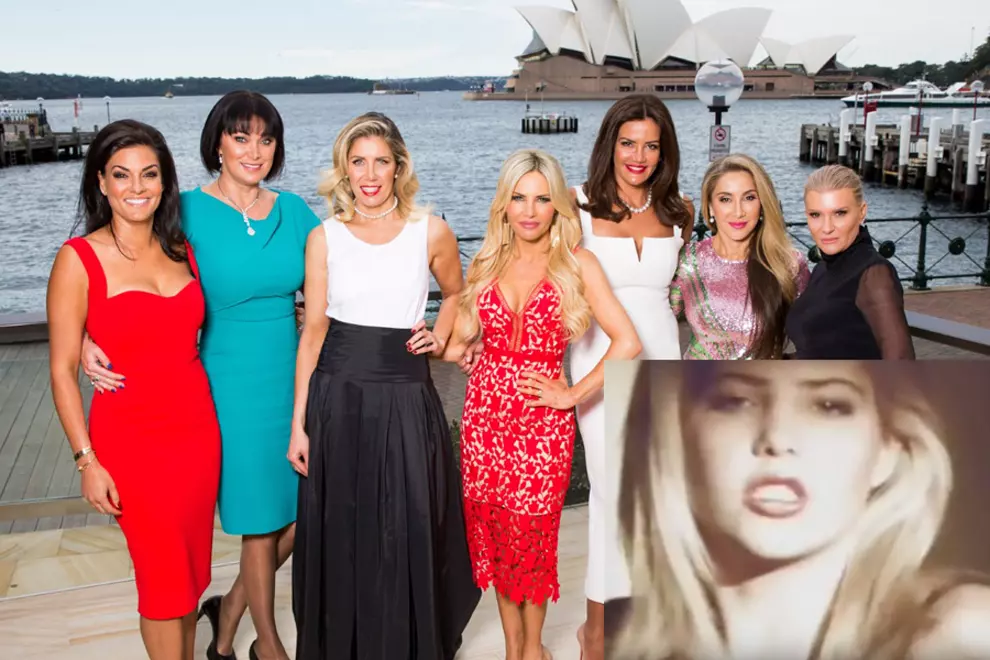 Melissa Tkautz (centre)