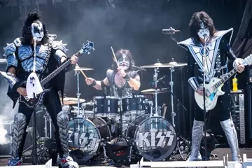 Pic via Tommy Thayer's Twitter