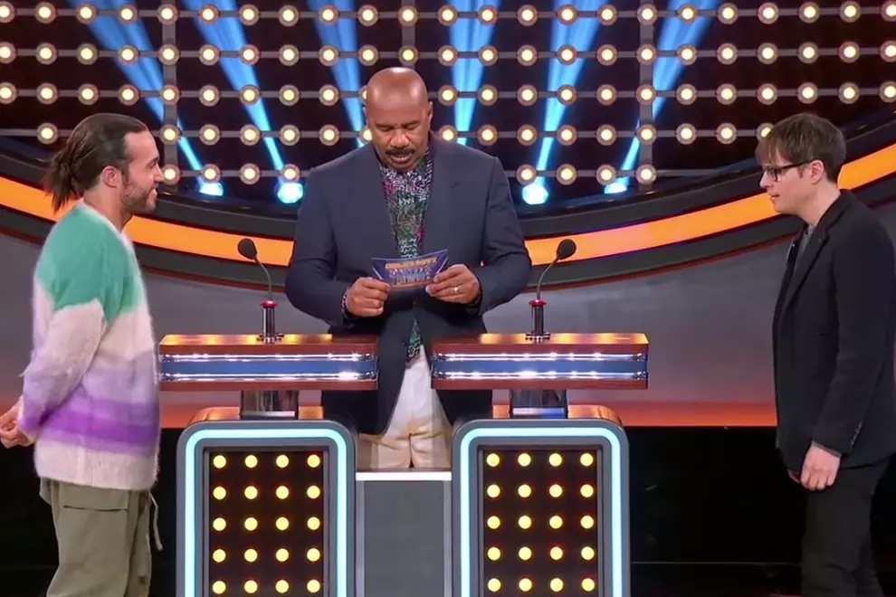 L to R: Fall Out Boy's Pete Wentz, host Steve Harvey & Weezer's Rivers Cuomo