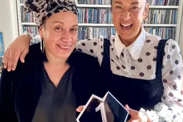 Vika & Linda Bull