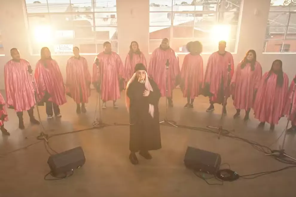 Tones & I delivers a stunning performance of 'Cloudy Day'