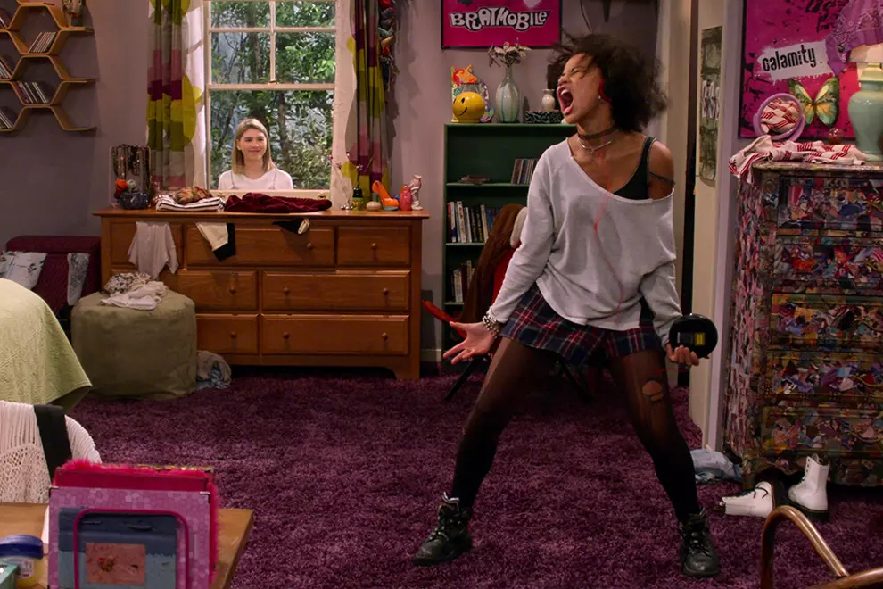 Callie Haverda as Leia Forman & Ashley Aufderheide as Gwen Runck in ‘That ‘90s Show’