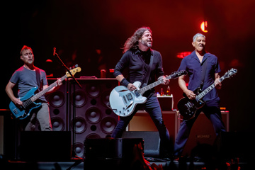 'Foo Fighters Assemble!!!': Rockers Return To The Studio