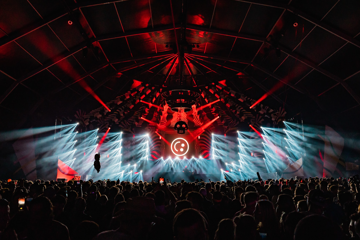 Luude performing live