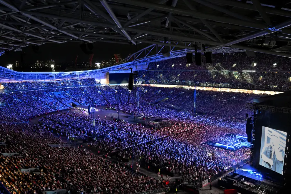 Luke Combs performing live