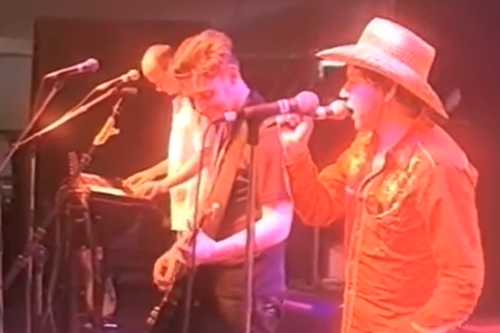 Justin Frew performing with Antenna at Big Day Out 1999 (middle)