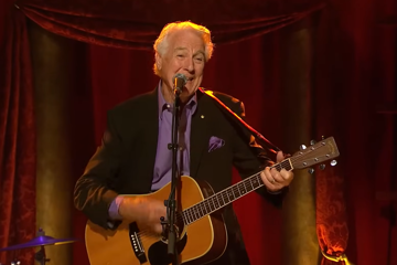 Col Joye performing on RocKwiz