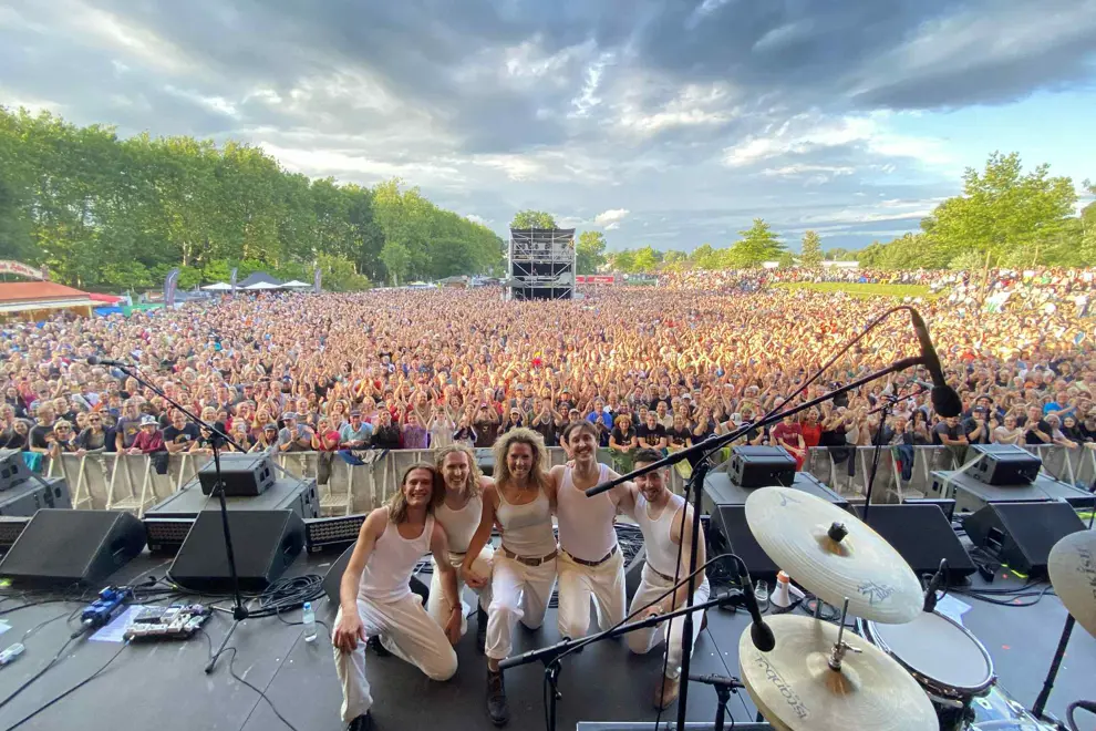 Toby Beard with her band performing live