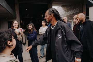 Snoop Dogg Doppelgänger Dupes Melbourne Fans Ahead Of AFL Grand Final Performance