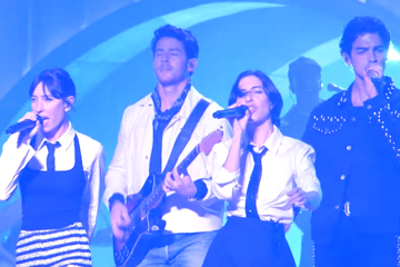 The Veronicas Join Jonas Brothers On Stage During US Show