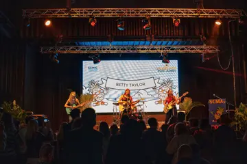 Betty Taylor performing at the 2025 SCMAs