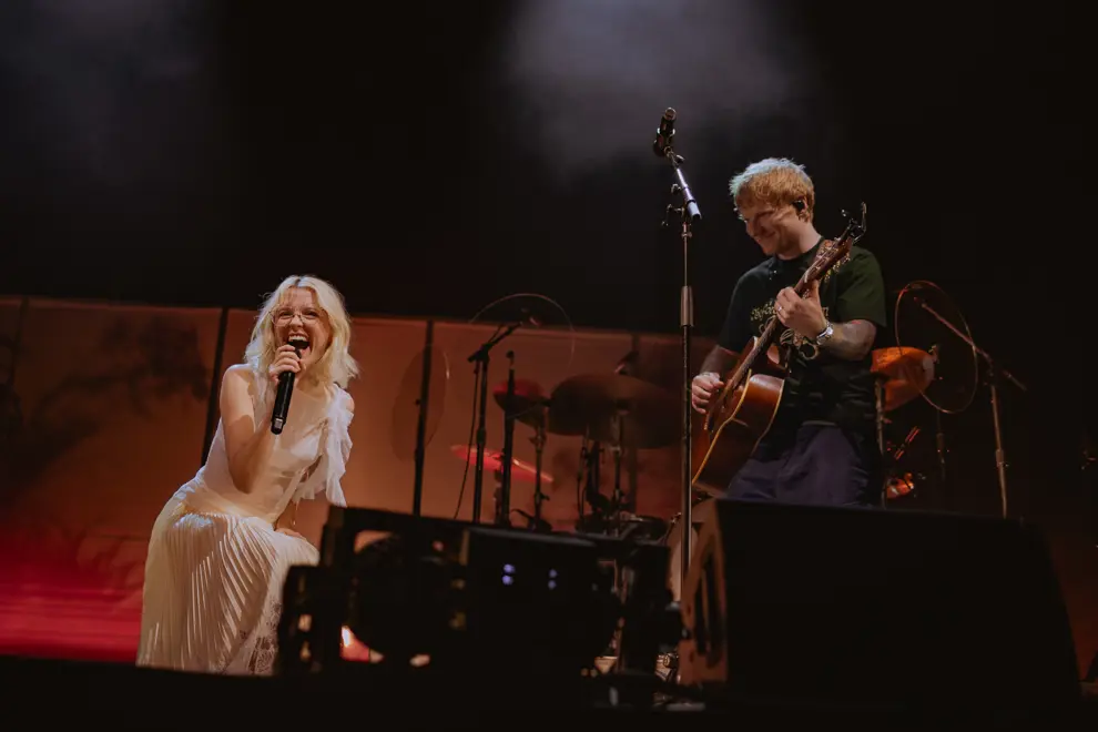 Maisie Peters and Ed Sheeran performing together in Melbourne