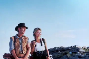 Mick Dundee (Paul Hogan) and Sue Charlton (Linda Kozlowski) in 'Crocodile Dundee'