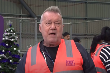 Jimmy Barnes volunteering for Foodbank