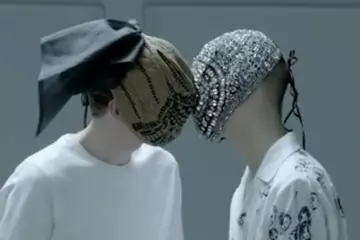Are they meant to be flies? They look like flies.
