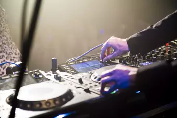 DJ